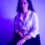 Una exploración de la **sensibilidad** humana mediante la **fotografía emocional**: cuando la mirada y las emociones se interiorizan. Fotografía artística en color con luces tenues, evocando una sensación de soledad e introspección.