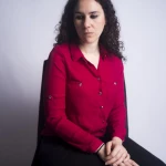 Una exploración de la **sensibilidad** humana mediante la **fotografía emocional**: cuando la mirada y las emociones se interiorizan. Fotografía artística en color con luces tenues, evocando una sensación de soledad e introspección.