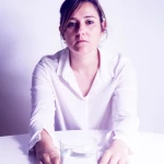 Una exploración de la **sensibilidad** humana mediante la **fotografía emocional**: cuando la mirada y las emociones se interiorizan. Fotografía artística en color con luces tenues, evocando una sensación de soledad e introspección.