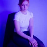 Una exploración de la **sensibilidad** humana mediante la **fotografía emocional**: cuando la mirada y las emociones se interiorizan. Fotografía artística en color con luces tenues, evocando una sensación de soledad e introspección.