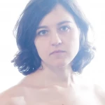 Una exploración de la **sensibilidad** humana mediante la **fotografía emocional**: cuando la mirada y las emociones se interiorizan. Fotografía artística en color con luces tenues, evocando una sensación de soledad e introspección.